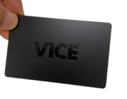Unikalne matowe czarne metalowe wizytówki CR80 z błyszczącym logo druku UV