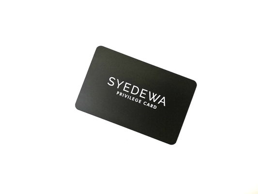 Matowa czarna metalowa karta członkowska Sitodruk białe logo